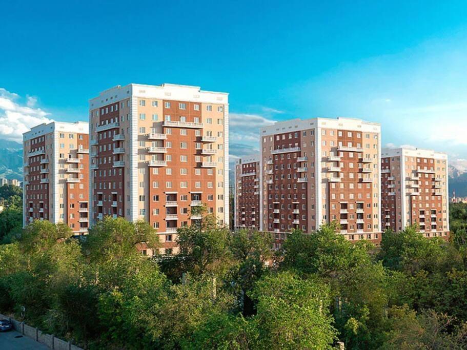 Уютная Квартира В Центре Возле Адк Almaty Eksteriør bilde