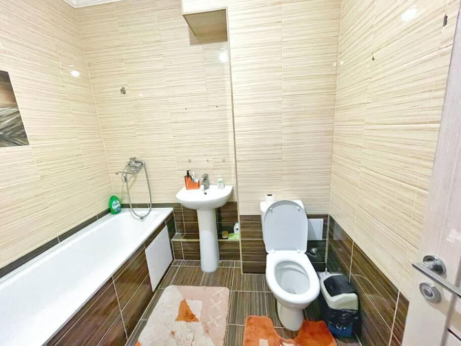 Уютная Квартира В Центре Возле Адк Almaty Eksteriør bilde